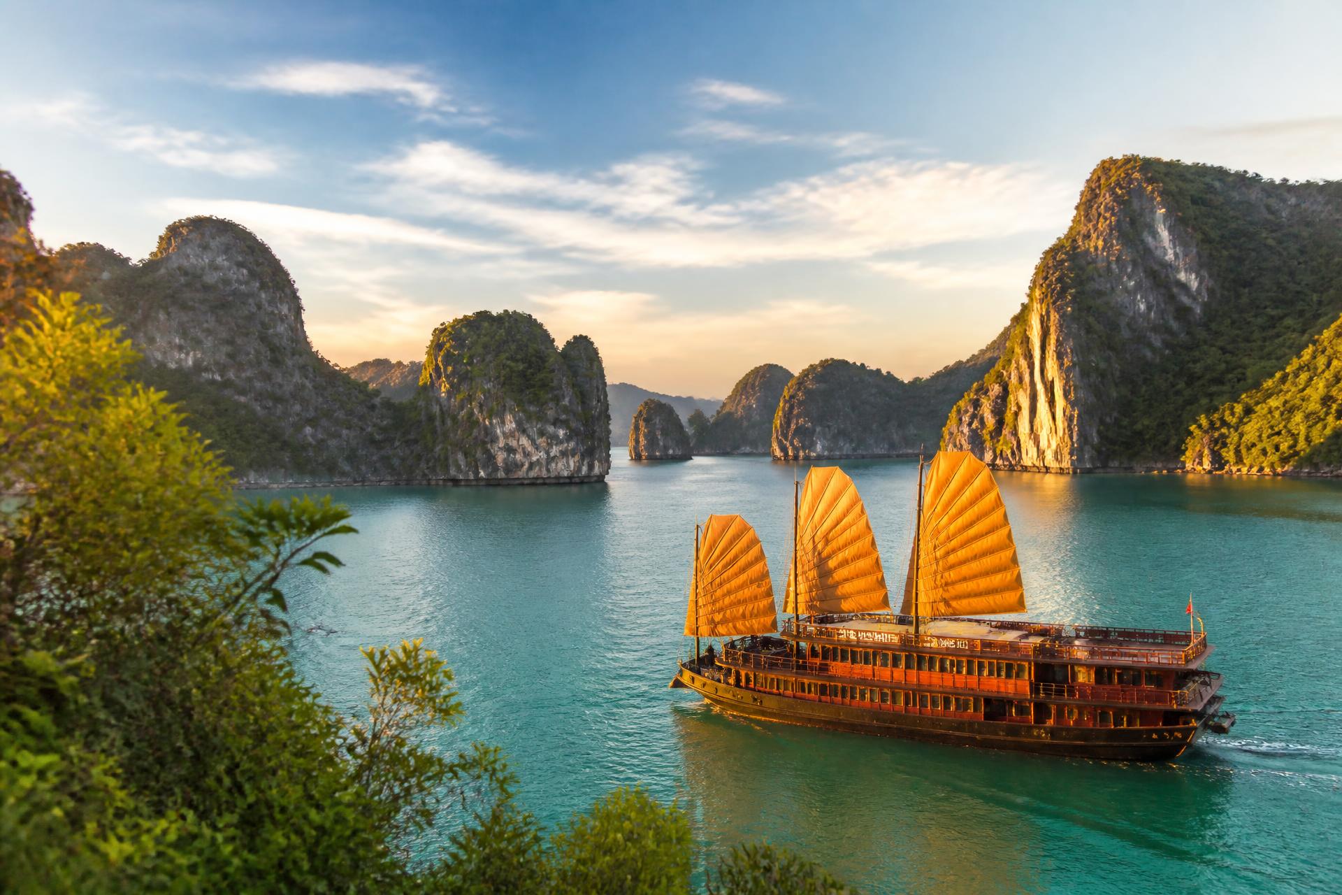 Baie d'Hạ Long au lever du jour, karsts calcaires émergeant de la brume